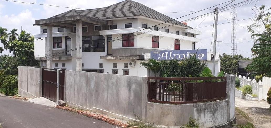 Almira Homestay Jambi Eksteriør billede