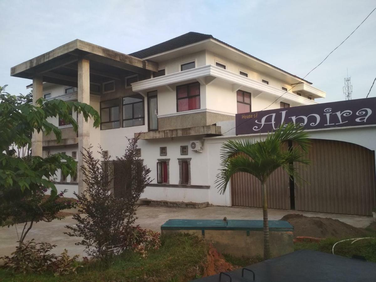 Almira Homestay Jambi Eksteriør billede